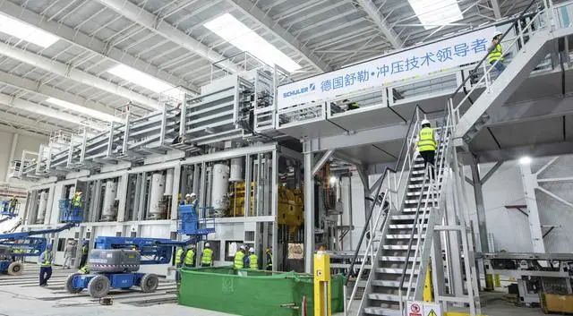 开元体育·(中国)官方网站2545台机器人一起造恒驰 最牛汽车基地登场(图2)