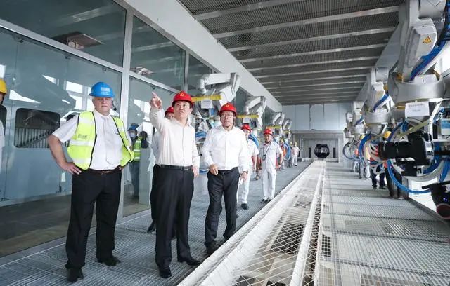 开元体育·(中国)官方网站2545台机器人一起造恒驰 最牛汽车基地登场(图5)