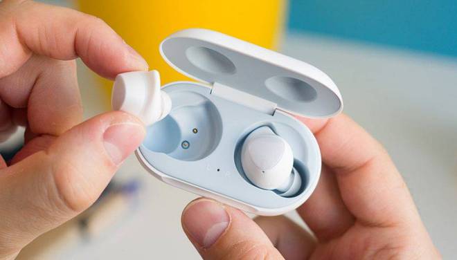 开元体育AirPods 和三星新耳机上这些小心思是耳机交互的「秘密武器」｜硬哲学(图1)
